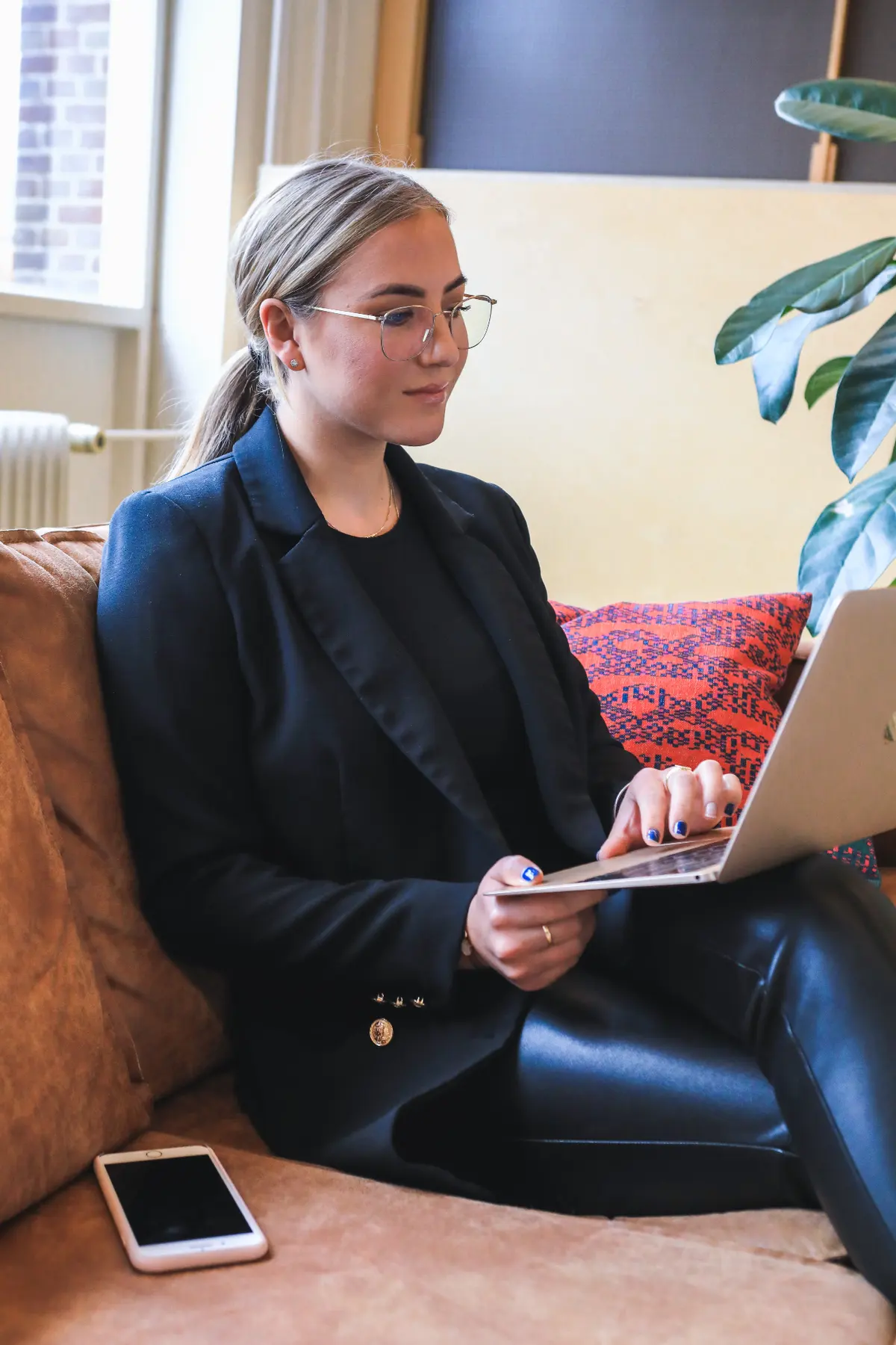 Recruitmentprofessional werkt geconcentreerd achter een laptop